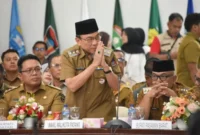 Wakil Wali Kota Padang Maigus Nasir mengikuti Rakor Percepatan Rehab-Rekon Pascabencana Hidrometeorologi Sumbar di Auditorium Gubernur, Selasa (13/1/2026). (Foto: Prokopim Padang)