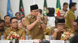 Wakil Wali Kota Padang Maigus Nasir mengikuti Rakor Percepatan Rehab-Rekon Pascabencana Hidrometeorologi Sumbar di Auditorium Gubernur, Selasa (13/1/2026). (Foto: Prokopim Padang)