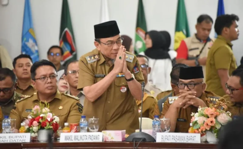 Wakil Wali Kota Padang Maigus Nasir mengikuti Rakor Percepatan Rehab-Rekon Pascabencana Hidrometeorologi Sumbar di Auditorium Gubernur, Selasa (13/1/2026). (Foto: Prokopim Padang)