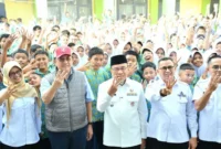 Wakil Wali Kota Padang, Maigus Nasir mendampingi Anggota DPD RI asal Sumbar, Irman Gusman dalam penyerahan simbolis bantuan PIP di SMPN 3 Padang, Rabu (7/1/2026). (Foto: Prokopim Padang)