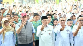 Wakil Wali Kota Padang, Maigus Nasir mendampingi Anggota DPD RI asal Sumbar, Irman Gusman dalam penyerahan simbolis bantuan PIP di SMPN 3 Padang, Rabu (7/1/2026). (Foto: Prokopim Padang)