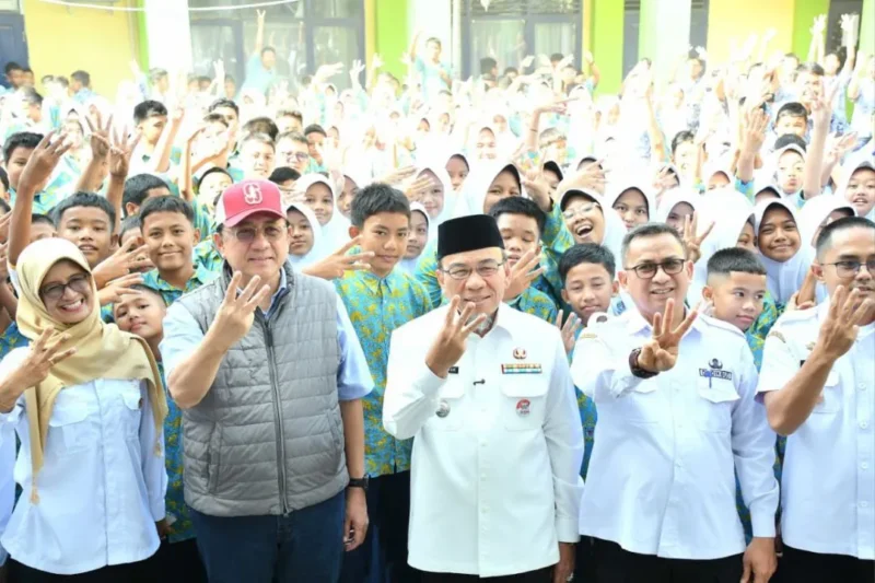 Wakil Wali Kota Padang, Maigus Nasir mendampingi Anggota DPD RI asal Sumbar, Irman Gusman dalam penyerahan simbolis bantuan PIP di SMPN 3 Padang, Rabu (7/1/2026). (Foto: Prokopim Padang)
