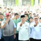 Wakil Wali Kota Padang, Maigus Nasir mendampingi Anggota DPD RI asal Sumbar, Irman Gusman dalam penyerahan simbolis bantuan PIP di SMPN 3 Padang, Rabu (7/1/2026). (Foto: Prokopim Padang)