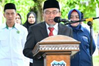 Wakil Wali Kota Padang, Maigus Nasir menjadi inspektur upacara peringatan HAB ke-80 Kemenag RI Tingkat Kota Padang, Sabtu (3/1/2026). (Foto: Prokopim Padang)