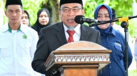 Wakil Wali Kota Padang, Maigus Nasir menjadi inspektur upacara peringatan HAB ke-80 Kemenag RI Tingkat Kota Padang, Sabtu (3/1/2026). (Foto: Prokopim Padang)
