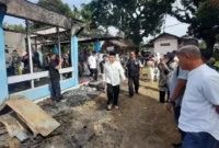Wakil Wali Kota Padang, Maigus Nasir meninjau lokasi kebakaran sekaligus memberikan bantuan kepada pemilik rumah dan penyewa, Jumat (16/1/2026). (Foto: Diskominfo Padang)