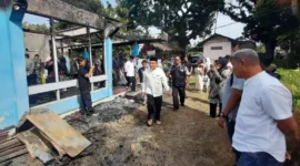 Wakil Wali Kota Padang, Maigus Nasir meninjau lokasi kebakaran sekaligus memberikan bantuan kepada pemilik rumah dan penyewa, Jumat (16/1/2026). (Foto: Diskominfo Padang)