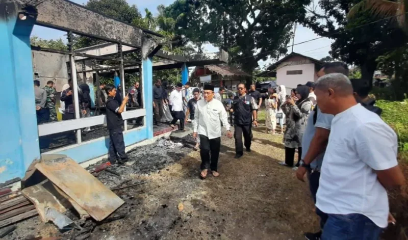 Wakil Wali Kota Padang, Maigus Nasir meninjau lokasi kebakaran sekaligus memberikan bantuan kepada pemilik rumah dan penyewa, Jumat (16/1/2026). (Foto: Diskominfo Padang)