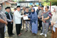 Wakil Wali Kota Padang, Maigus Nasir, menyalurkan BSTT kepada korban kebakaran di Jalan Pulai Jati Kampung Pinang, RT 01 RW 08, Kelurahan Jati, Kecamatan Padang Timur, Jumat (16/1/2026). (Foto: Prokopim Padang)
