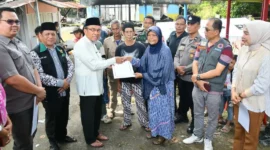 Wakil Wali Kota Padang, Maigus Nasir, menyalurkan BSTT kepada korban kebakaran di Jalan Pulai Jati Kampung Pinang, RT 01 RW 08, Kelurahan Jati, Kecamatan Padang Timur, Jumat (16/1/2026). (Foto: Prokopim Padang)