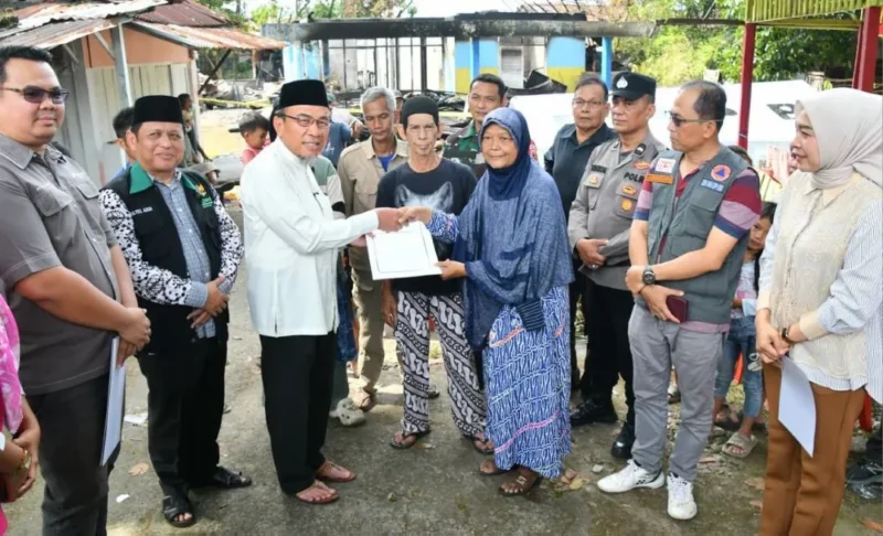 Wakil Wali Kota Padang, Maigus Nasir, menyalurkan BSTT kepada korban kebakaran di Jalan Pulai Jati Kampung Pinang, RT 01 RW 08, Kelurahan Jati, Kecamatan Padang Timur, Jumat (16/1/2026). (Foto: Prokopim Padang)