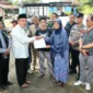 Wakil Wali Kota Padang, Maigus Nasir, menyalurkan BSTT kepada korban kebakaran di Jalan Pulai Jati Kampung Pinang, RT 01 RW 08, Kelurahan Jati, Kecamatan Padang Timur, Jumat (16/1/2026). (Foto: Prokopim Padang)