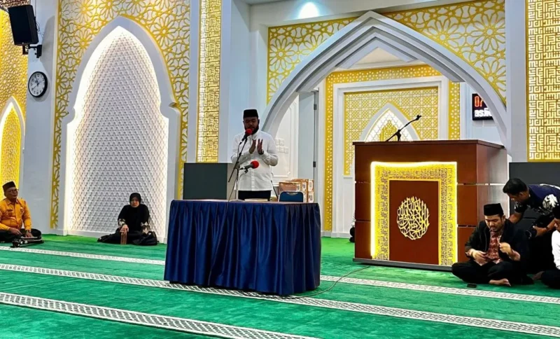 Wali Kota Padang Fadly Amran dalam wirid bulanan Pemerintah Kota Padang di Masjid Nurul Iman, Jumat (9/1/2026). (Foto: Diskominfo Padang)