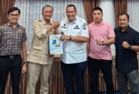 Wali Kota Pariaman, Yota Balad menyerahkan proposal pembangunan kepada Menteri PU RI, Dody Hanggodo di rumah dinas Bupati Tanah Datar, Eka Putra, Rabu (28/1/2026) malam. (Foto: Kominfo Kota Pariaman)