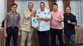 Wali Kota Pariaman, Yota Balad menyerahkan proposal pembangunan kepada Menteri PU RI, Dody Hanggodo di rumah dinas Bupati Tanah Datar, Eka Putra, Rabu (28/1/2026) malam. (Foto: Kominfo Kota Pariaman)
