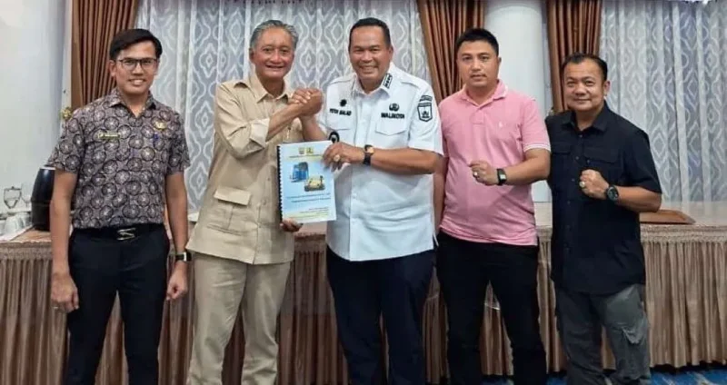 Wali Kota Pariaman, Yota Balad menyerahkan proposal pembangunan kepada Menteri PU RI, Dody Hanggodo di rumah dinas Bupati Tanah Datar, Eka Putra, Rabu (28/1/2026) malam. (Foto: Kominfo Kota Pariaman)