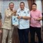 Wali Kota Pariaman, Yota Balad menyerahkan proposal pembangunan kepada Menteri PU RI, Dody Hanggodo di rumah dinas Bupati Tanah Datar, Eka Putra, Rabu (28/1/2026) malam. (Foto: Kominfo Kota Pariaman)