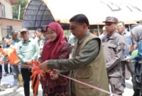Anggota Komisi VIII DPR RI, Lisda Hendrajoni bersama Bupati Pessel, Hendrajoni melakukan pengguntingan pita saat peresmian huntara. (Foto: Dok. Kominfo)