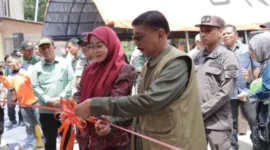 Anggota Komisi VIII DPR RI, Lisda Hendrajoni bersama Bupati Pessel, Hendrajoni melakukan pengguntingan pita saat peresmian huntara. (Foto: Dok. Kominfo)