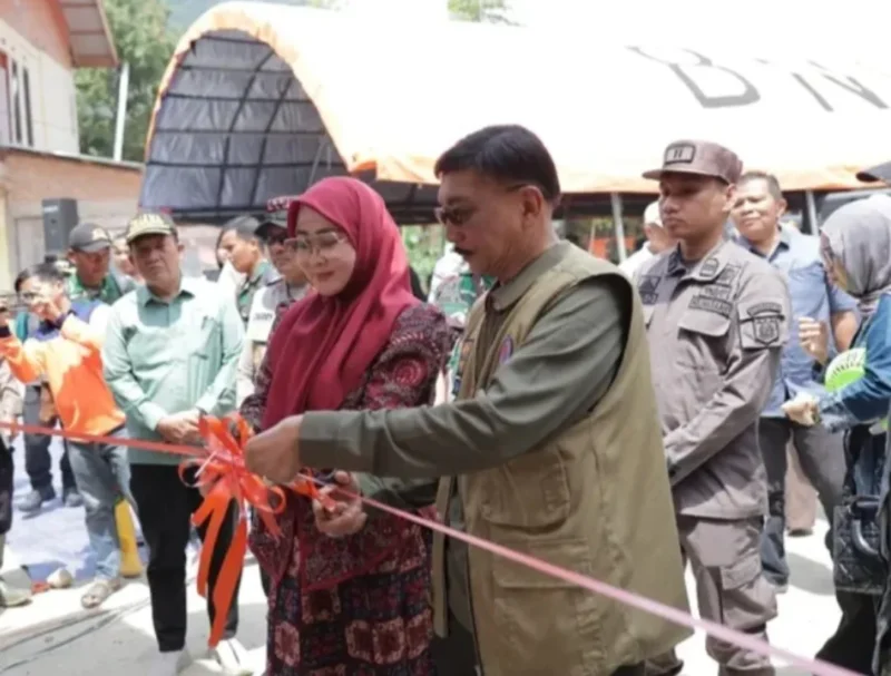 Anggota Komisi VIII DPR RI, Lisda Hendrajoni bersama Bupati Pessel, Hendrajoni melakukan pengguntingan pita saat peresmian huntara. (Foto: Dok. Kominfo)