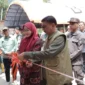 Anggota Komisi VIII DPR RI, Lisda Hendrajoni bersama Bupati Pessel, Hendrajoni melakukan pengguntingan pita saat peresmian huntara. (Foto: Dok. Kominfo)