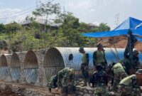 Personil TNI sedang membangun jembatan untuk memulihkan akses transportasi dan memperlancar mobilitas warga. (Foto: Ist)