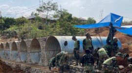 Personil TNI sedang membangun jembatan untuk memulihkan akses transportasi dan memperlancar mobilitas warga. (Foto: Ist)