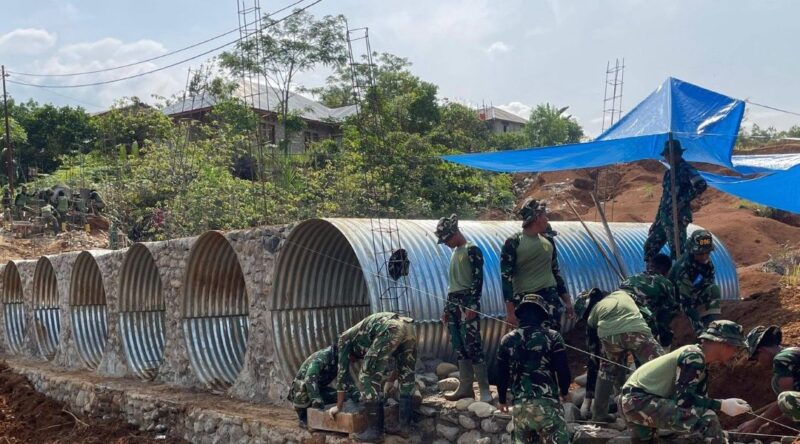 Personil TNI sedang membangun jembatan untuk memulihkan akses transportasi dan memperlancar mobilitas warga. (Foto: Ist)