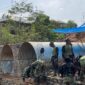 Personil TNI sedang membangun jembatan untuk memulihkan akses transportasi dan memperlancar mobilitas warga. (Foto: Ist)