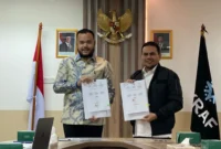 Wali Kota Padang Fadly Amran bersama Direktur Fasilitasi Infrastruktur Kementerian Ekraf, Fahmy Akmal menandatangani adendum Berita Acara Uji Petik PMK3I di Gedung Film Pesona Indonesia, Senin (9/2/26). (Foto: Prokopim Padang)