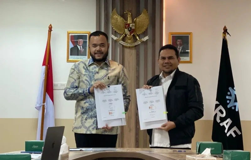 Wali Kota Padang Fadly Amran bersama Direktur Fasilitasi Infrastruktur Kementerian Ekraf, Fahmy Akmal menandatangani adendum Berita Acara Uji Petik PMK3I di Gedung Film Pesona Indonesia, Senin (9/2/26). (Foto: Prokopim Padang)