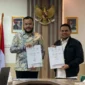 Wali Kota Padang Fadly Amran bersama Direktur Fasilitasi Infrastruktur Kementerian Ekraf, Fahmy Akmal menandatangani adendum Berita Acara Uji Petik PMK3I di Gedung Film Pesona Indonesia, Senin (9/2/26). (Foto: Prokopim Padang)