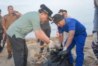 Wakil Wali Kota Padang Maigus Nasir saat kegiatan aksi bersih pantai yang digelar Polda Sumbar di kawasan Pantai Padang, Selasa (10/2/2026). (Foto: Prokopim Padang)