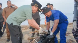 Wakil Wali Kota Padang Maigus Nasir saat kegiatan aksi bersih pantai yang digelar Polda Sumbar di kawasan Pantai Padang, Selasa (10/2/2026). (Foto: Prokopim Padang)