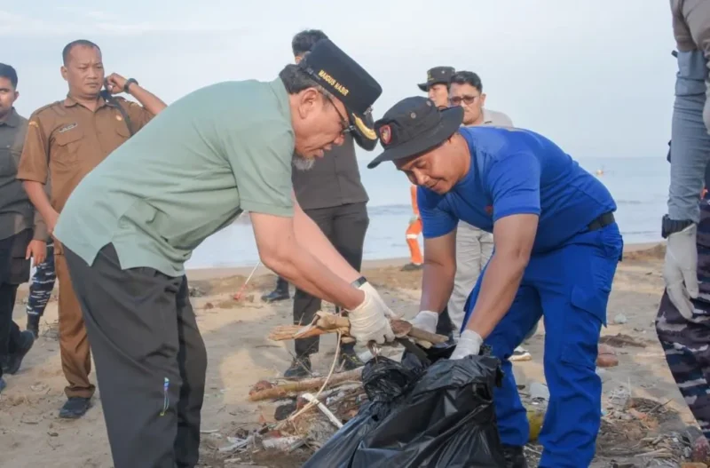 Wakil Wali Kota Padang Maigus Nasir saat kegiatan aksi bersih pantai yang digelar Polda Sumbar di kawasan Pantai Padang, Selasa (10/2/2026). (Foto: Prokopim Padang)