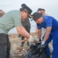 Wakil Wali Kota Padang Maigus Nasir saat kegiatan aksi bersih pantai yang digelar Polda Sumbar di kawasan Pantai Padang, Selasa (10/2/2026). (Foto: Prokopim Padang)