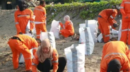 Lintas instansi di Kota Padang menggelar aksi gotong royong membersihkan kawasan Pantai Purus, Selasa (10/2/2026). (Foto: Diskominfo Padang)