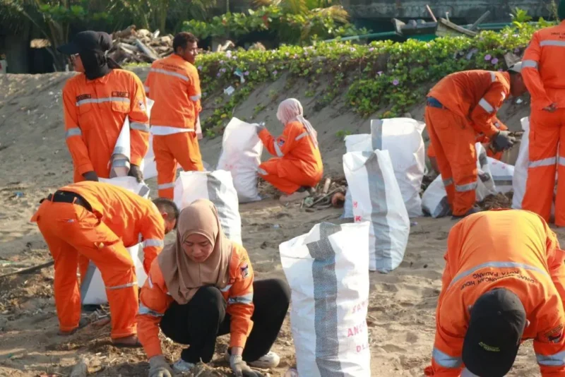 Lintas instansi di Kota Padang menggelar aksi gotong royong membersihkan kawasan Pantai Purus, Selasa (10/2/2026). (Foto: Diskominfo Padang)