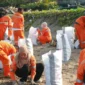 Lintas instansi di Kota Padang menggelar aksi gotong royong membersihkan kawasan Pantai Purus, Selasa (10/2/2026). (Foto: Diskominfo Padang)