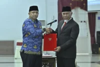 Gubernur Sumbar Mahyeldi Ansharullah melantik Andree Harmadi Algamar sebagai Kepala Biro Umum Setdaprov, Kamis (12/2/2026). (Foto: ADPSB)