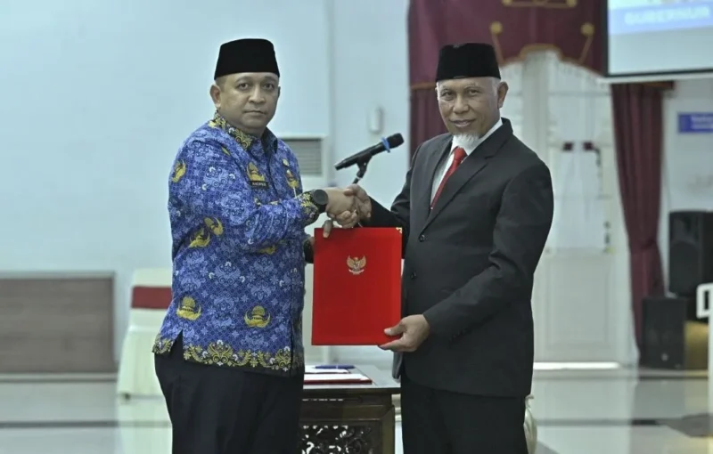 Gubernur Sumbar Mahyeldi Ansharullah melantik Andree Harmadi Algamar sebagai Kepala Biro Umum Setdaprov, Kamis (12/2/2026). (Foto: ADPSB)