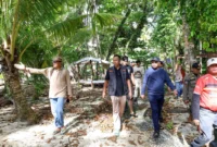 Wakil Wali Kota Mulyadi bersama Anggota Komisi XIII DPR RI, Arisal Azis meninjau kondisi Pulau Angso Duo, Sabtu (7/2/2026). (Foto: Kominfo Kota Pariaman)