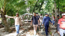 Wakil Wali Kota Mulyadi bersama Anggota Komisi XIII DPR RI, Arisal Azis meninjau kondisi Pulau Angso Duo, Sabtu (7/2/2026). (Foto: Kominfo Kota Pariaman)