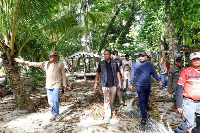Wakil Wali Kota Mulyadi bersama Anggota Komisi XIII DPR RI, Arisal Azis meninjau kondisi Pulau Angso Duo, Sabtu (7/2/2026). (Foto: Kominfo Kota Pariaman)