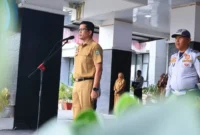Sekda Rudy Padang Pariaman Repenaldi Rilis memimpin Apel Gabungan ASN di halaman kantor bupati, Senin (2/2/2026). (Foto: Kominfo Padang Pariaman)