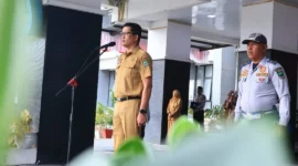 Sekda Rudy Padang Pariaman Repenaldi Rilis memimpin Apel Gabungan ASN di halaman kantor bupati, Senin (2/2/2026). (Foto: Kominfo Padang Pariaman)