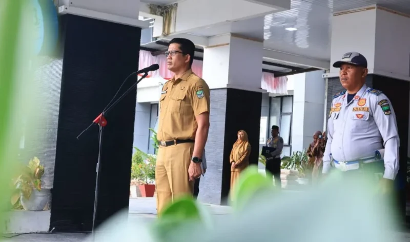 Sekda Rudy Padang Pariaman Repenaldi Rilis memimpin Apel Gabungan ASN di halaman kantor bupati, Senin (2/2/2026). (Foto: Kominfo Padang Pariaman)