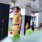 Sekda Rudy Padang Pariaman Repenaldi Rilis memimpin Apel Gabungan ASN di halaman kantor bupati, Senin (2/2/2026). (Foto: Kominfo Padang Pariaman)