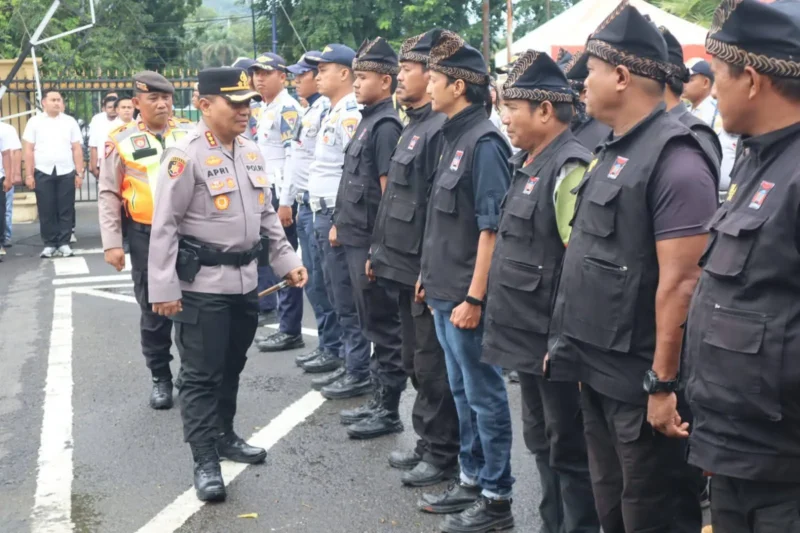 Kapolresta Padang Kombes Pol Apri Wibowo saat apel kesiapsiagaan di Mapolresta Padang, Selasa (17/2/2026). (Foto: Diskominfo Padang)
