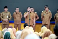Asisten I Setdakab Solok Selatan, Efi Yendri saat memimpin apel pagi ASN, Senin (2/2/2026). (Foto: Humas Pemkab Solsel)